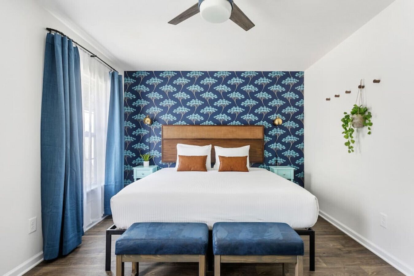 8 chambres, bureau, fer et planche à repasser, lit parapluie