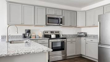 Refrigerador, microondas, horno, placa de cocina