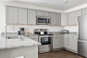 Een koelkast, een magnetron, een oven, een kookplaat