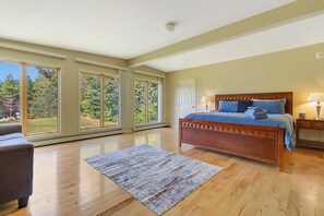 7 bedrooms, desk, iron/ironing board, free WiFi - Angel Bear Chalet- Private Lake/Beach/Sauna/Hot Tub/Gym/Firepit/Float Trampoline (Peru)
