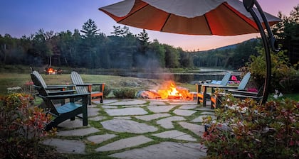 LUXURY - 2 Sauna - Hot Tub - Gym - Fireplace - Roman Bath
Private Lake Views