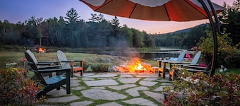 LUXURY - 2 Sauna - Hot Tub - Gym - Fireplace - Roman Bath
Private Lake Views