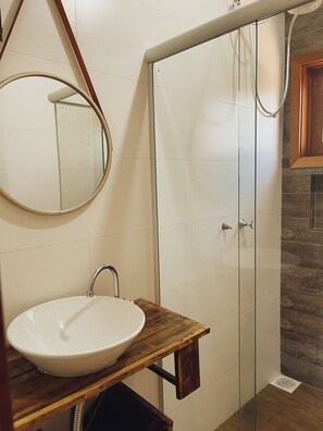 Ap Superior com Vista e Piscina - Rosa Pantai Beach Village | Bathroom | Shower, towels - Rosa Pantai Beach Village (Imbituba)