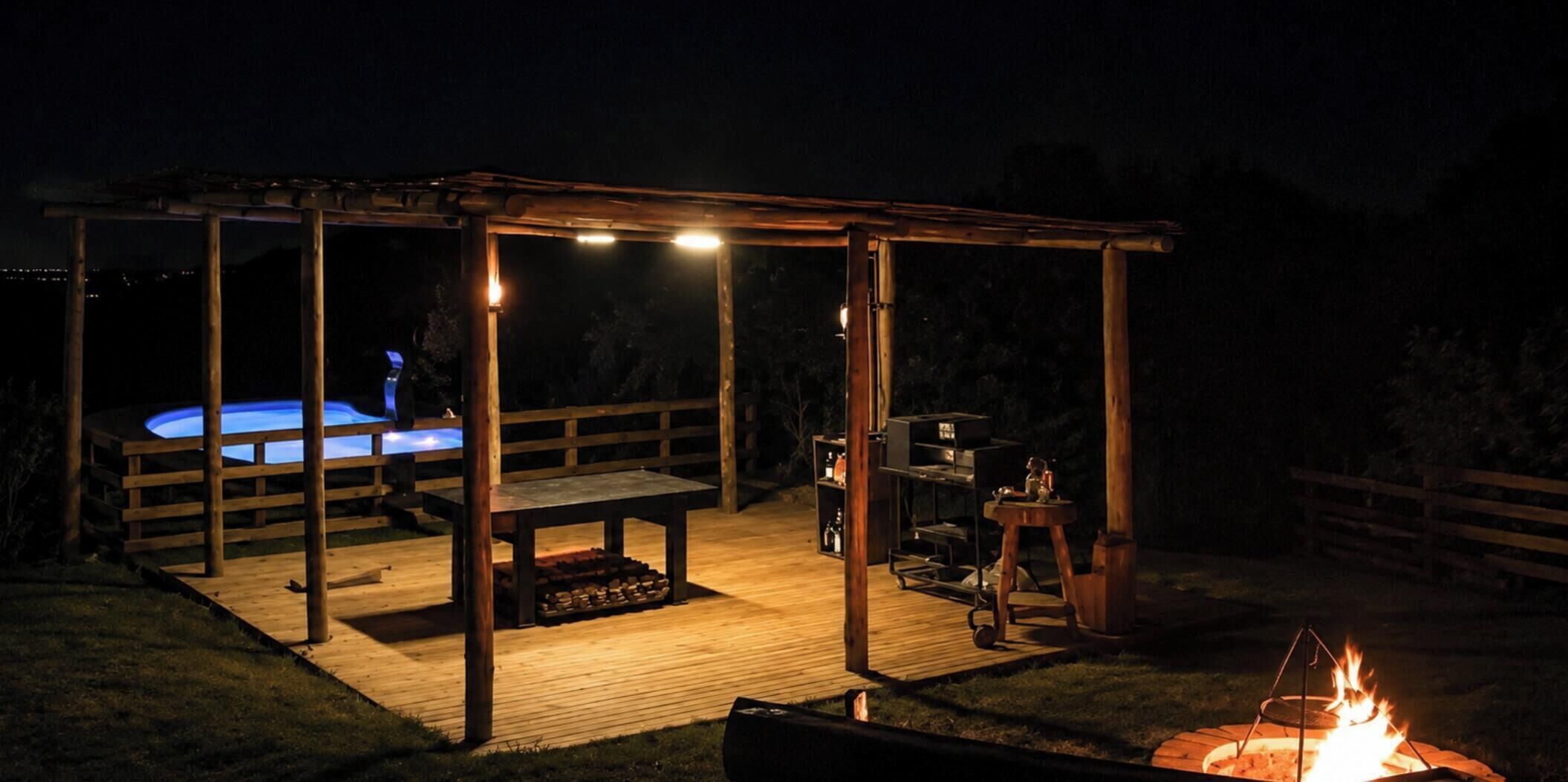 Voorkant accommodatie - avond/nacht