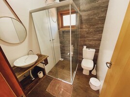 Apartamento Confort, acceso a la piscina | Baño | Ducha y toallas