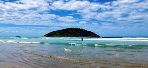 Beach nearby, white sand - Rosa Pantai Beach Village (Imbituba)