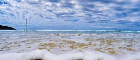 Playa en los alrededores y playa de arena blanca