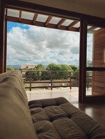 高级公寓 | 起居区 | 29-英寸智能电视（配备数码频道）、电视、Netflix