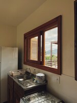 Ap Superior com Vista e Piscina - Rosa Pantai Beach Village | Private kitchen | Fridge, microwave, cookware/dishes/utensils, dining tables