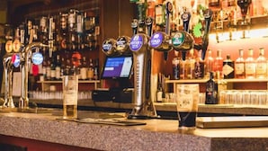 Eine Bar mit mehreren Zapfhähnen und einer Theke.
