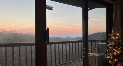 Wow Views! Right in the middle of everything! Otter Falls & Hawks Nest next door