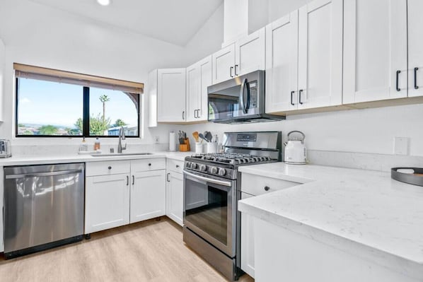 Fridge, microwave, oven, stovetop - The Bungalow: Salt Water Pool, Spa, Palm Springs Vibes (Palm Springs)