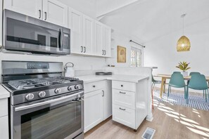 Fridge, microwave, oven, stovetop - The Bungalow: Salt Water Pool, Spa, Palm Springs Vibes (Palm Springs)