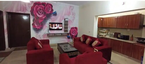 6 Bedrooms Luxury House for Families