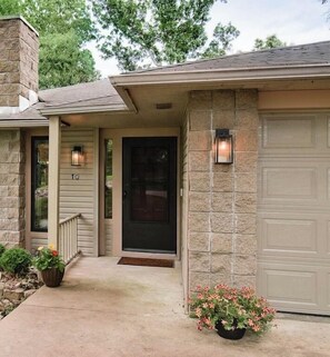 Exterior detail - Elegantly decorated home located right next to the Lago Vista Spur bike trail (Bella Vista)