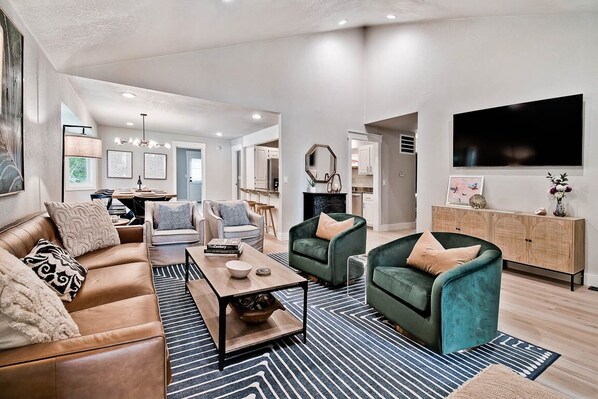 Smart TV, fireplace, books - Elegantly decorated home located right next to the Lago Vista Spur bike trail (Bella Vista)