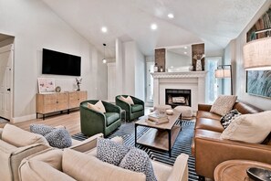 Smart TV, chimenea, libros