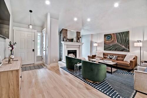 Elegantly decorated home located right next to the Lago Vista Spur bike trail