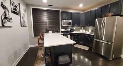 Free Parking & Wifi in Bucktown/Logan Square Apt, Close to Everything!