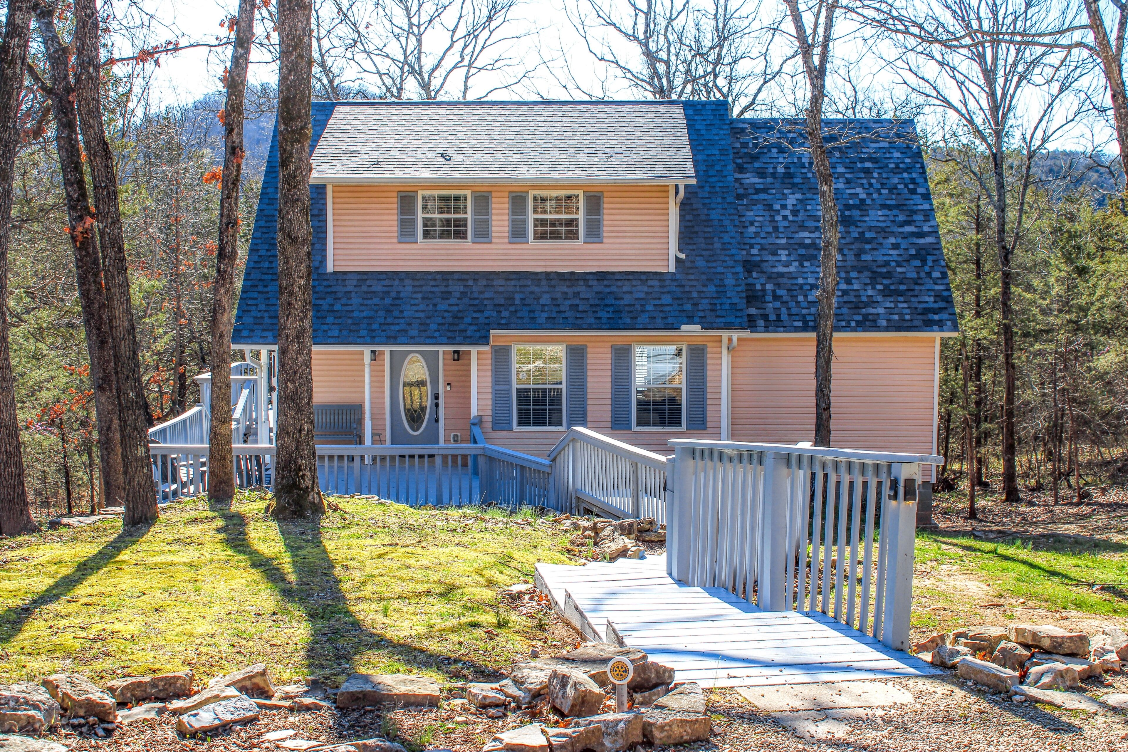 Cozy mountain home with mountain views, lovely deck, washer/dryer & AC
