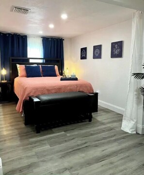 3 chambres, bureau, fer et planche à repasser, accès au Wi-Fi (inclus)