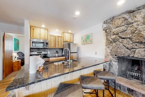 Refrigerador, microondas, horno y parrilla de estufa 