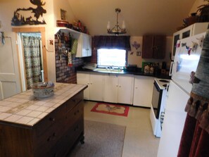 Refrigerador, horno, parrilla de estufa y cafetera y tetera 