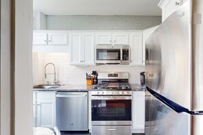 Fridge, microwave, oven, stovetop - Historic downtown gem - walk to SCAD/City Market/Forsyth Park (Savannah)