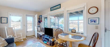 Televisión, reproductor de DVD, libros y estéreo