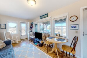 Téléviseur, lecteur de DVD, livres, chaîne audio