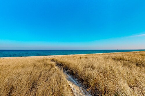 Dog-friendly bay view cottage with a furnished porch, washer/dryer, & roof deck