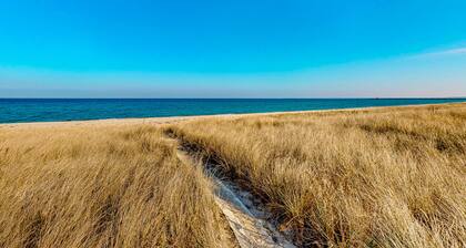 Dog-friendly bay view cottage with a furnished porch, washer/dryer, & roof deck