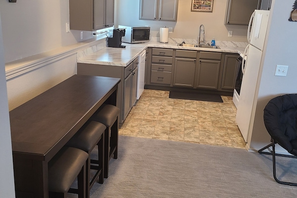 Geladeira, micro-ondas, fogão, cooktop