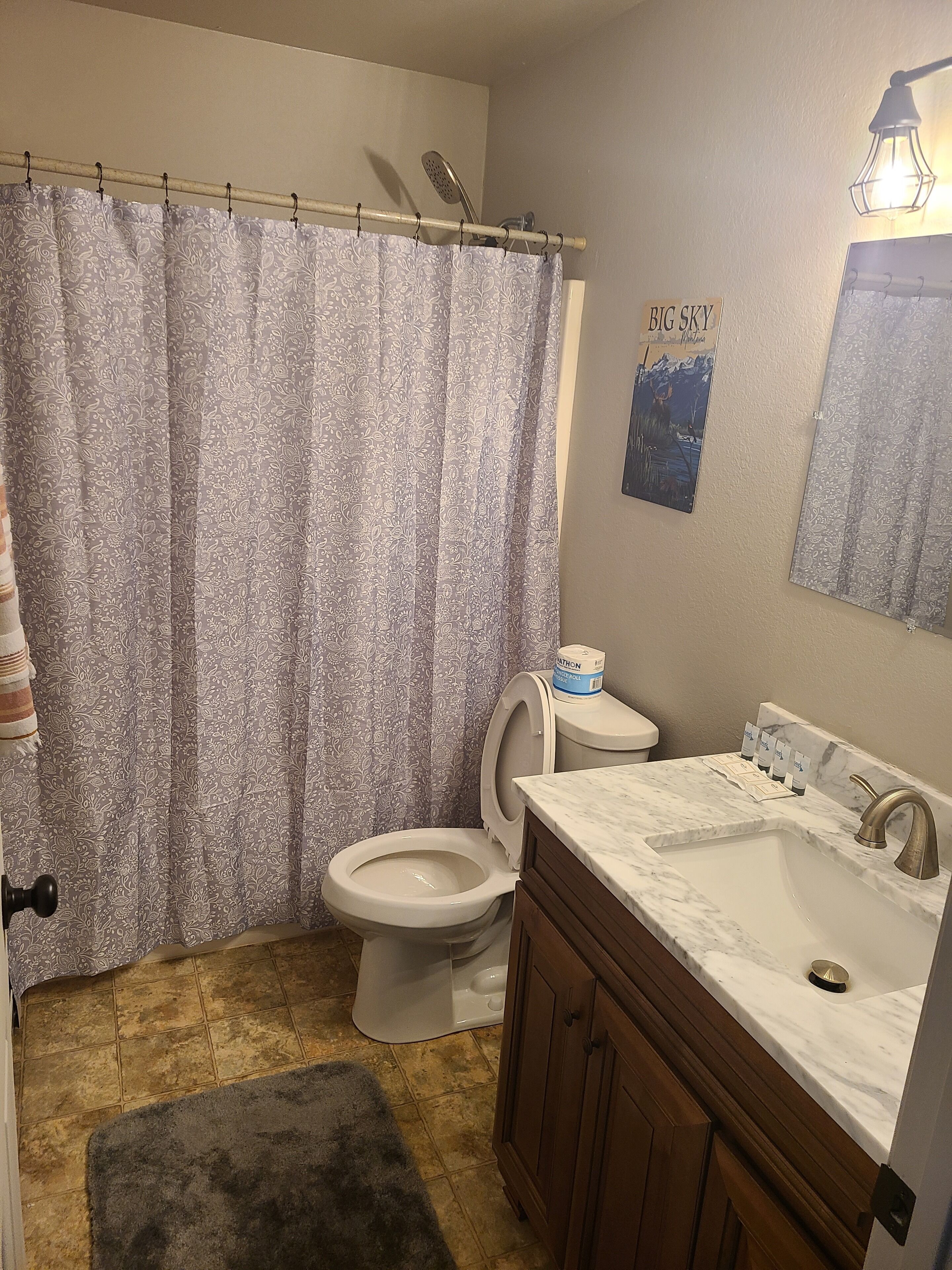 Kombinert dusj/badekar, hårføner, håndklær og såpe