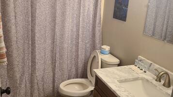 Kombinert dusj/badekar, hårføner, håndklær og såpe