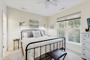 6 عدّة غرف نوم وخدمة الإنترنت وملاءات أسرّة