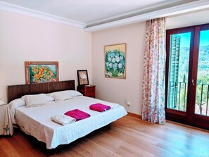 5 chambres, coffres-forts dans les chambres, bureau