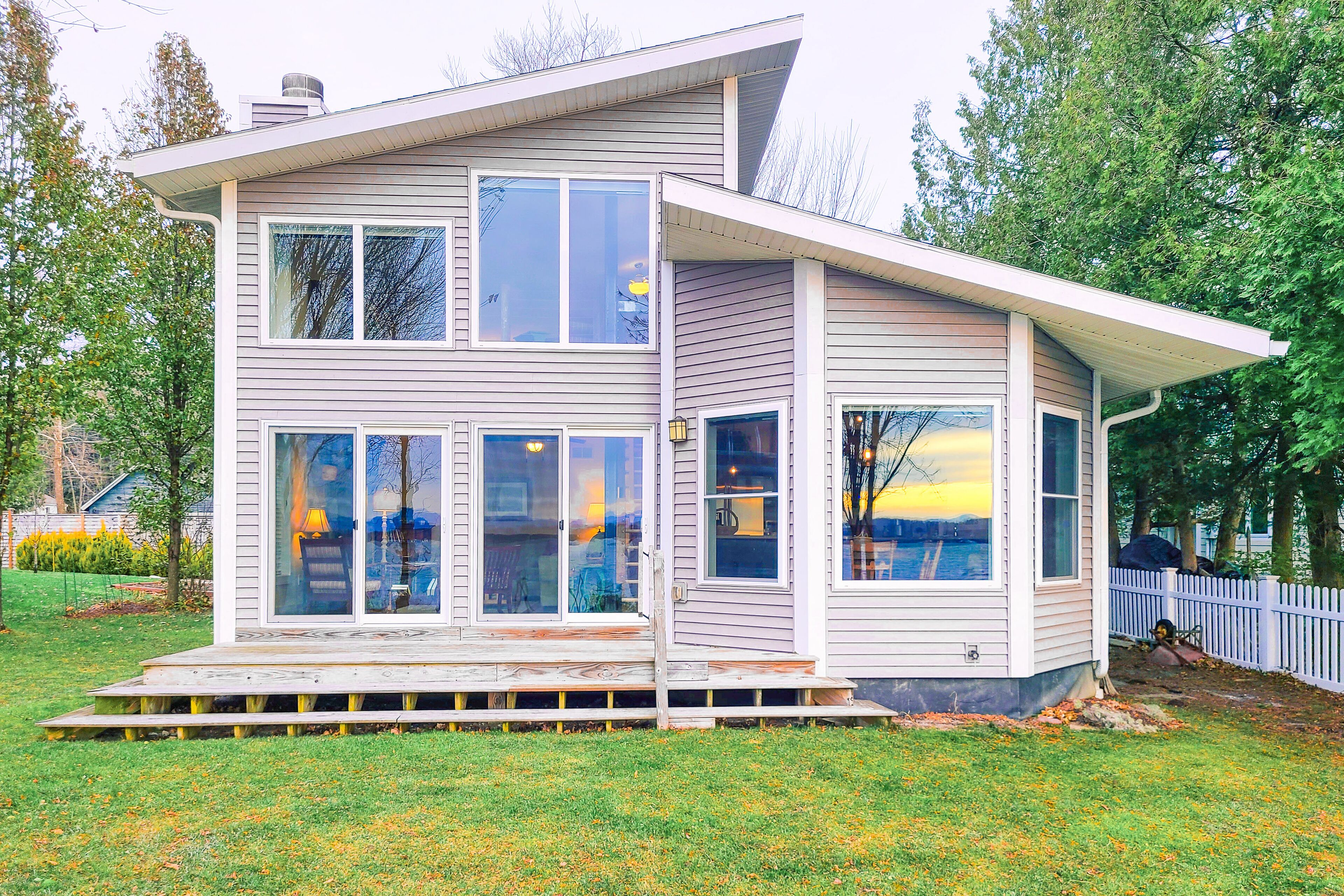 Gorgeous lake house with waterfront views, washer/dryer, AC, deck & fireplace