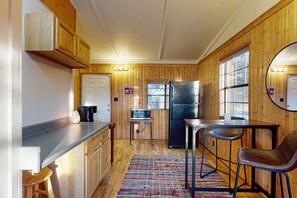 Fridge, microwave, oven, stovetop - Beautiful cabin in quiet location with lake views, firepit, grill, washer/dryer (Eureka Springs)