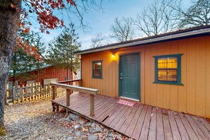 Property grounds - Beautiful cabin in quiet location with lake views, firepit, grill, washer/dryer (Eureka Springs)