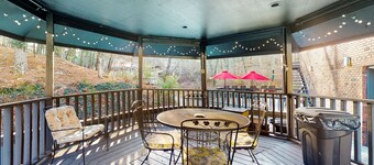 Ground-floor condo steps from historic downtown with streaming TV & WiFi