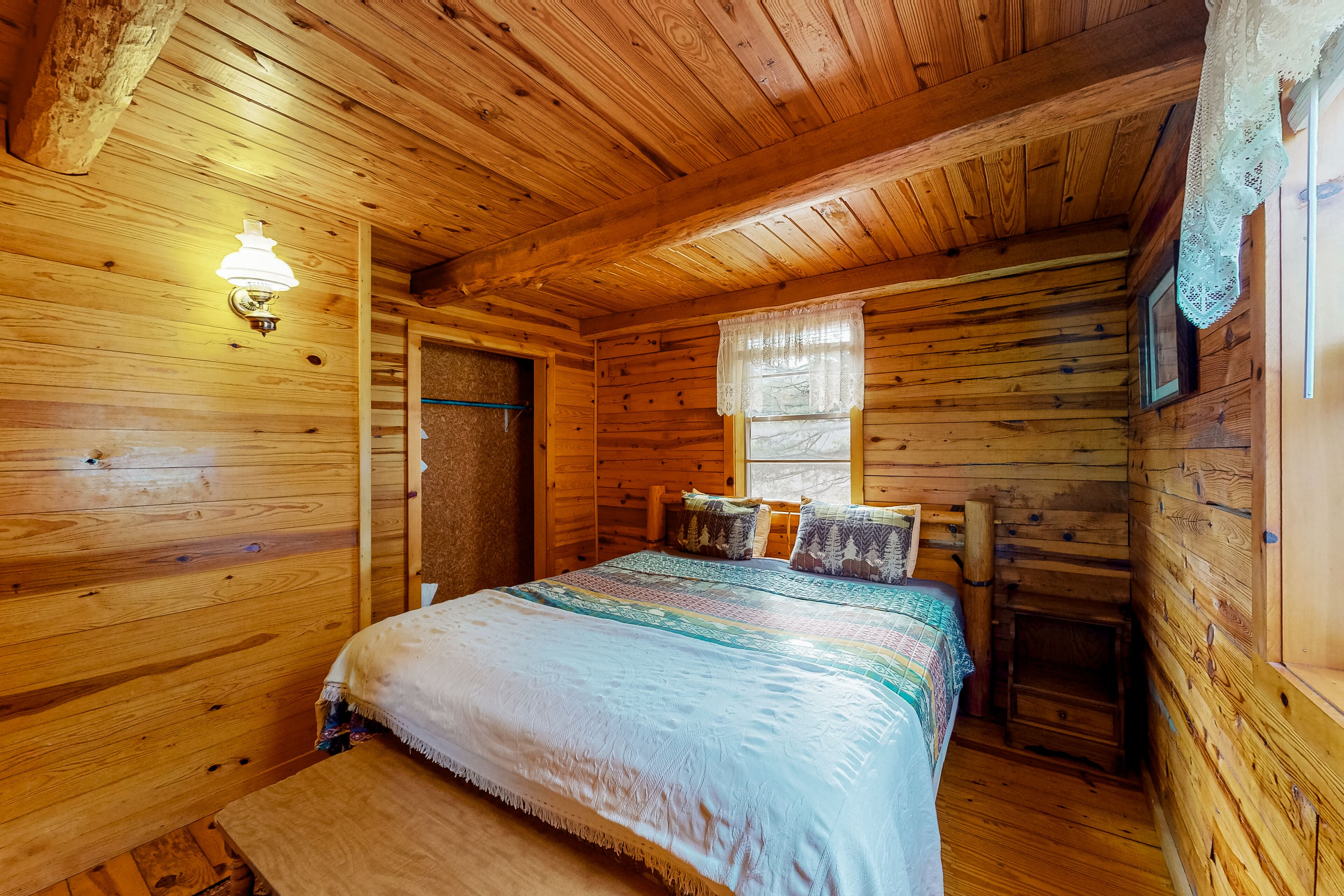 1 bedroom, bed sheets