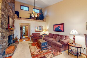 Televisión, chimenea, reproductor de DVD y videoteca 