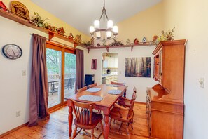Dining - Beautiful home close to marina with Beaver Lake views & fireplace (Eureka Springs)