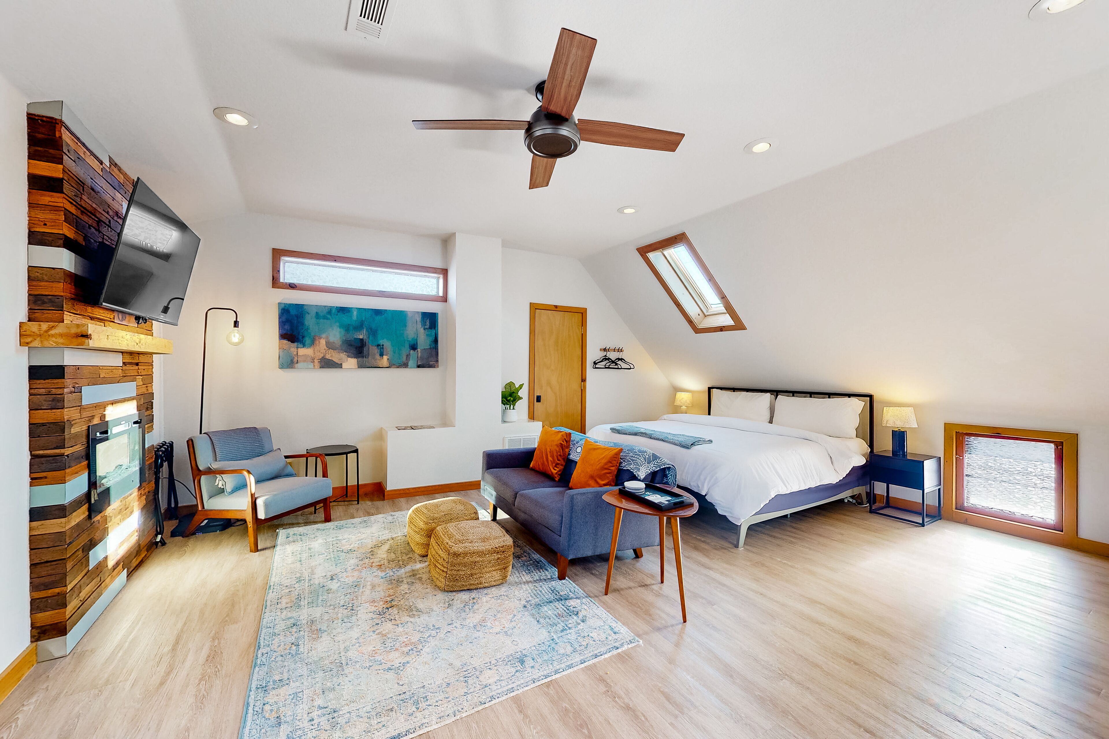 Studio near downtown with a fireplace, balcony, parking, & AC