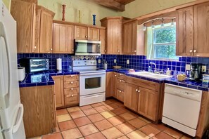 Fridge, microwave, oven, stovetop - Home with a hot tub, fireplace, firepit, & washer/dryer (Eureka Springs)