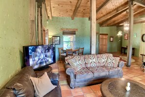 TV, fireplace, ping pong - Home with a hot tub, fireplace, firepit, & washer/dryer (Eureka Springs)