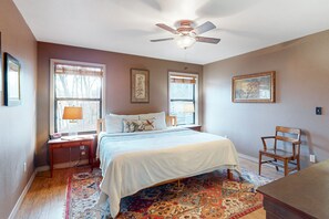4 bedrooms, iron/ironing board, Internet, bed sheets
