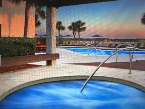 Alberca al aire libre y alberca climatizada