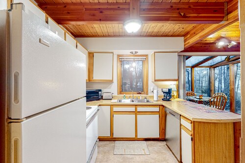 Dog-friendly duplex with fireplace, central AC & loft - on golf course